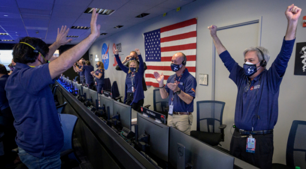 ▲미국 항공우주국(NASA) 퍼서비어런스 소프로젝트 팀원들이 18일(현지시간) 제트추진연구소에서 퍼서비어런스가 화성 착륙 신호를 받고 환호하고 있다. 패서디나/로이터연합뉴스