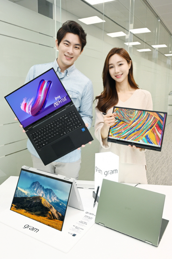 ▲LG전자가  22일 ‘LG 그램(gram)’의 신규 라인업 ‘LG 그램 360’을 새롭게 출시하며 투인원 노트북 시장을 적극 공략한다. 이 제품은 상황에 따라 노트북, 태블릿 모드 등으로 바꿔 사용할 수 있다. 모델이 'LG 그램 360'을 소개하고 있다.   (사진제공=LG전자)
