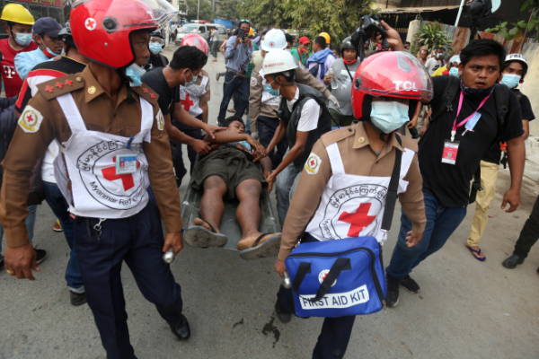 ▲미얀마 만달레이에서 20일(현지시간) 군경의 실탄 발사로 부상을 입은 시위 참가자가 들것에 실려 병원으로 옮겨지고 있다. 만달레이/EPA연합뉴스