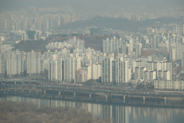 ▲21일 서울 영등포구 63스퀘어에서 바라본 서울 시내 아파트 단지.  (연합뉴스)