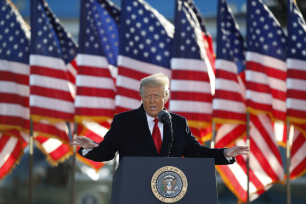 ▲도널드 트럼프 전 미국 대통령이 지난달 20일(현지시간) 매릴랜드주 앤드루스 공군기지에서 환송식 연설을 하고 있다. 앤드루스 공군기지/AP뉴시스