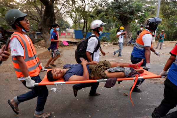 ▲미얀마 만달레이에서 20일(현지시간) 군부의 쿠데타 규탄 시위 유혈 진압 이후 구급대원들이 부상한 시민을 이송하고 있다. 만달레이/로이터연합뉴스