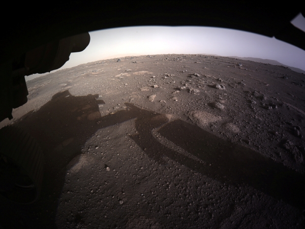 ▲화성 탐사 로버 퍼서비어런스가 18일(현지시간) 화성에 착륙하고 나서 처음으로 보낸 고해상도 이미지. 로이터연합뉴스

