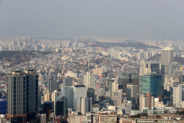 ▲[서울=뉴시스]배훈식 기자 = 전국 대부분 지역에서 초미세먼지 농도가 나쁨 수준을 보인 21일 오후 서울 중구 남산에서 바라본 서울 도심이 뿌옇게 흐려져 있다. 2021.02.21. dahora83@newsis.com