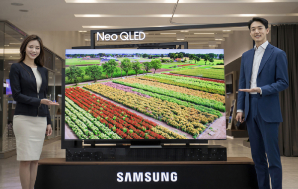 ▲삼성전자 모델이 수원 삼성 디지털시티에서 2021년 신제품 Neo QLED TV를 소개하고 있다. (사진제공=삼성전자)