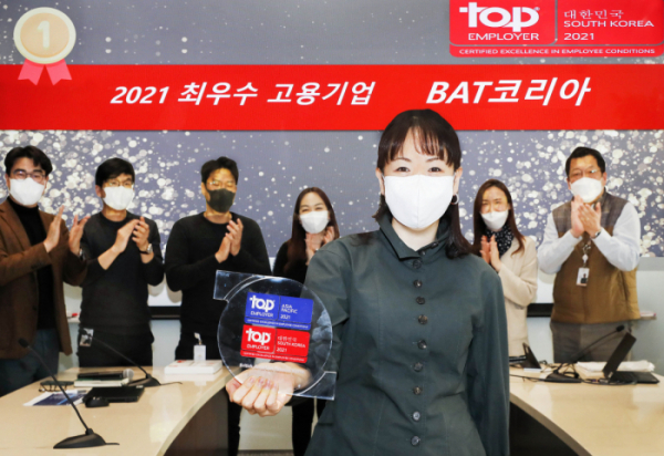 ▲BAT코리아 김은지 사장이 임직원들과 최우수고용기업 선정을 축하하고 기념촬영을 하고 있다. (BAT코리아)