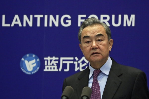 ▲왕이 중국 국무위원 겸 외교부장이 22일 중국 베이징에서 열린 외교부 란팅에 참석해 연설하고 있다. 베이징/AP연합뉴스
