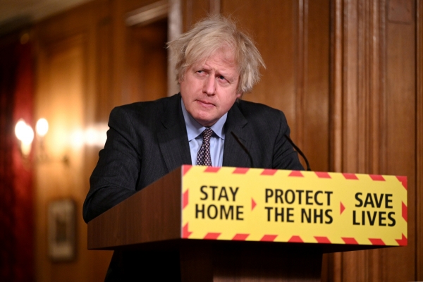 ▲보리스 존슨 영국 총리가 22일(현지시간) 런던 다우닝가 10번지 총리관저에서 신종 코로나바이러스 감염증(코로나19) 사태 관련 언론 브리핑을 하고 있다.  런던/로이터연합뉴스
