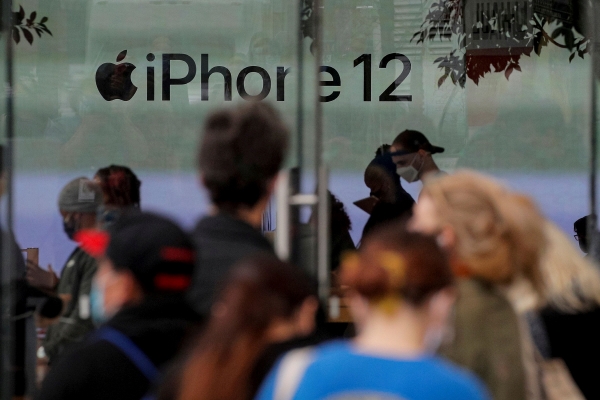▲지난해 10월 23일 미국 뉴욕 브루클린에 위치한 애플 스토어 앞에서 고객들이 아이폰12를 사기 위해 줄을 서서 기다리고 있다. 뉴욕/로이터연합뉴스
