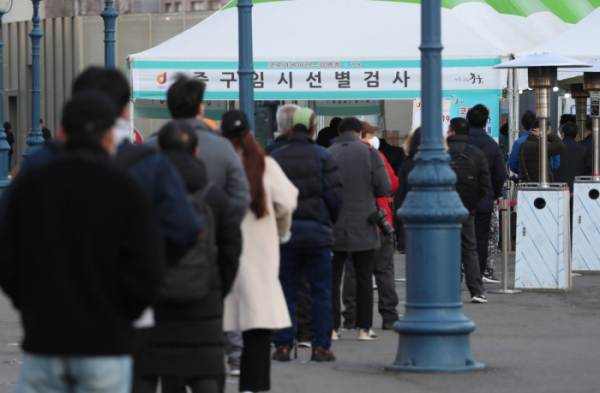 ▲23일 서울역 임시선별진료소를 찾은 시민이 검사를 위해 줄을 서고 있다. (뉴시스)