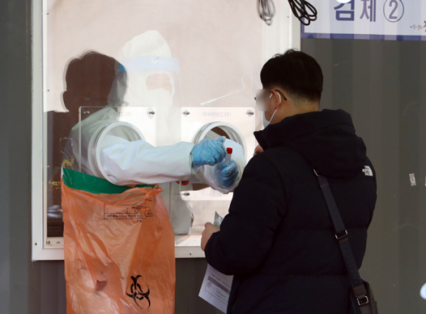 ▲24일 서울역 중구임시선별검사소를 찾은 시민이 검사를 하고 있다.  (뉴시스)