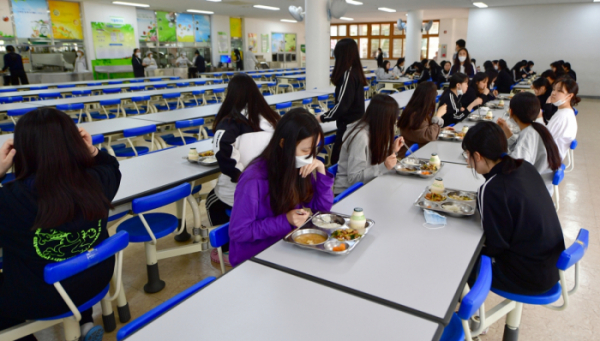▲광주광역시 한 고등학교에서 학생들이 급식을 먹고 있다. (뉴시스)