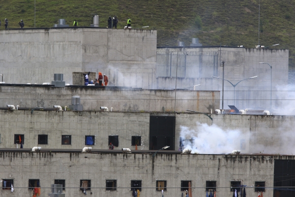 ▲23일(현지시간) 에콰도르 쿠엔카의 투리 교도소에서 폭동이 발생해 진압 과정에서 최루탄 가스가 솟아오르고 있다. 쿠엔카/AP뉴시스
