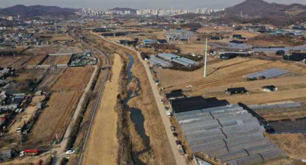 ▲한국토지주택공사(LH)는 토지 보유 기간이 긴 토지주를 대토 보상에서 우대하는 방식으로 대토 보상 체계를 개편할 계획이다. 신규 택지 후보지로 발표된 경기 시흥시 과림동, 광명시 노온사동 일대. (연합뉴스)