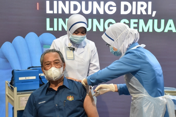 ▲무히딘 야신 말레이시아 총리가 24일 푸트라자야 진료소에서 화이자 백신을 접종하고 있다. 푸트라자야/로이터연합뉴스
