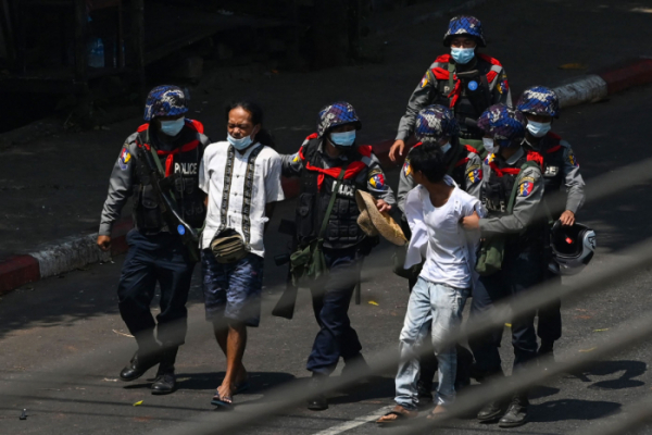 ▲미얀마 최대 도시인 양곤에서 27일(현지시간) 진압경찰이 쿠데타 규탄 시위대를 체포하고 있다.  (AFP연합뉴스)