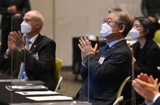 ▲여당이 이재명 경기지사표 부동산 정책을 담은 '기본주택'법을 최근 발의했다. 법안 통과시 3기 신도시 내 공공주택 공급 비중이 급증할 전망이다. 이재명(가운데) 경기지사가 지난달 25일 경기 수원시 영통구 수원컨벤션센터에서 열린 '경기도 기본주택 컨퍼런스'에 참석해 박수를 치고 있다. (연합뉴스)