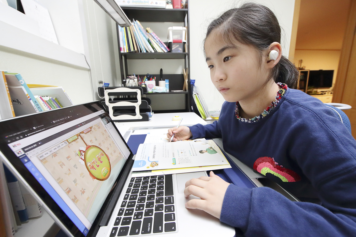 ▲어린이가 KT 에듀로 원격 수업을 받고 있다. (사진제공=KT)