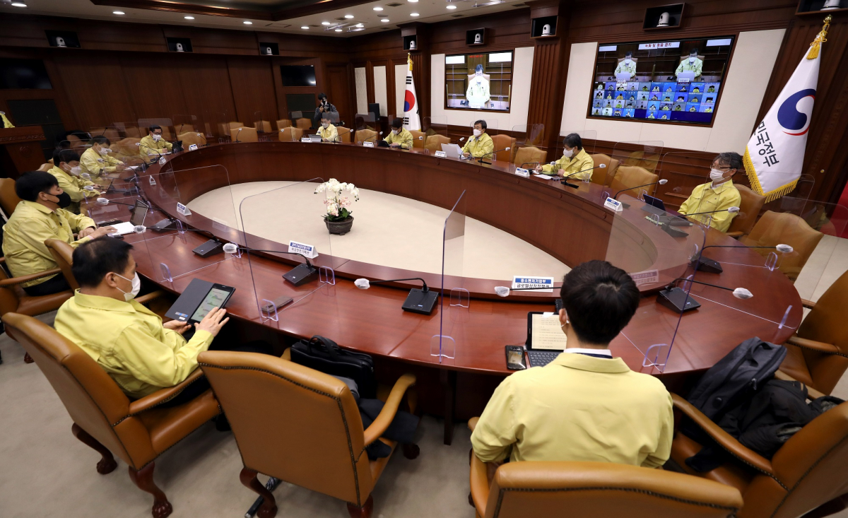 ▲권덕철 중앙재난안전대책본부 1차장(보건복지부 장관)이 1일 서울 종로구 정부서울청사에서 열린 코로나19 중앙재난안전대책본부 회의에서 발언하고 있다. (뉴시스)