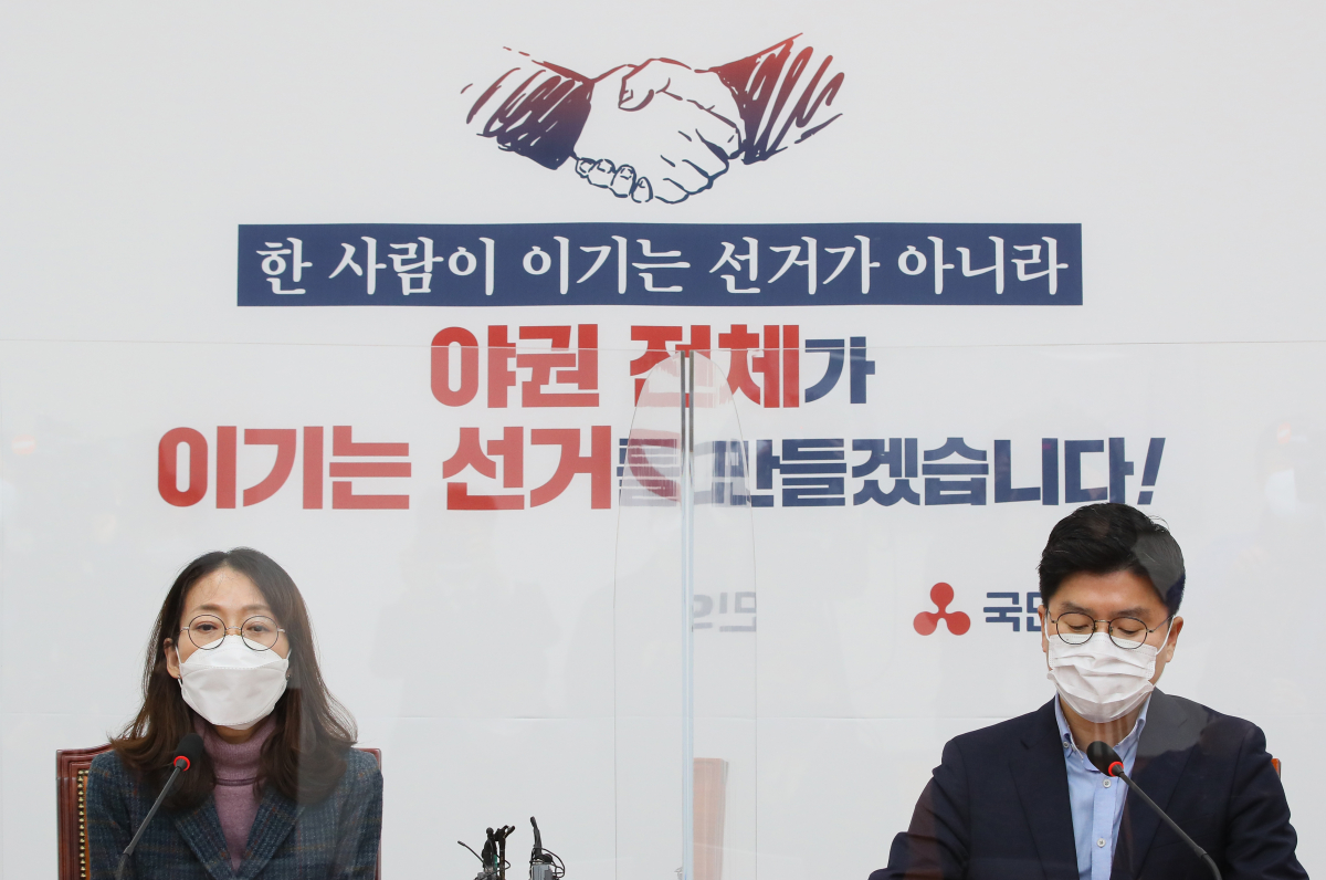 ▲안철수 국민의당 후보 측 협상 대표인 정연정 교수(왼쪽)와 무소속 금태섭측 협상 대표인 김태형 대변인이 1일 국회에서 제3지대 단일화 경선 결과를 발표하고 있다. (연합뉴스)