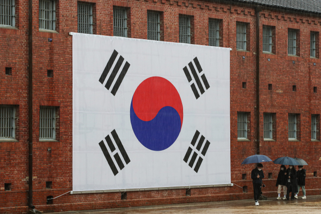 ▲3·1 독립운동을 기리기 위해 제정된 102주년 삼일절을 맞이해 1일 오전 서울 서대문구 서대문형무소 역사관을 찾은 시민들이 대형 태극기 앞을 지나고 있다.  (연합뉴스)