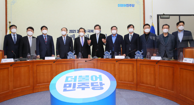 ▲더불어민주당 이낙연 대표, 정세균 총리, 홍남기 경제부총리 등이 28일 국회에서 열린 제2차고위당정협의회에서 추경 및 재난지원금 논의에 앞서 기념촬영하고 있다. 왼쪽부터 이호승 청와대 경제수석, 최재성 정무수석, 구윤철 국무조정실장, 홍남기 경제부총리, 정세균 총리, 이낙연 대표, 김태년 원내대표, 김상조 청와대 정책실장, 박광온 사무총장, 정성호 예결위원장, 홍익표 정책위의장.  (연합뉴스)