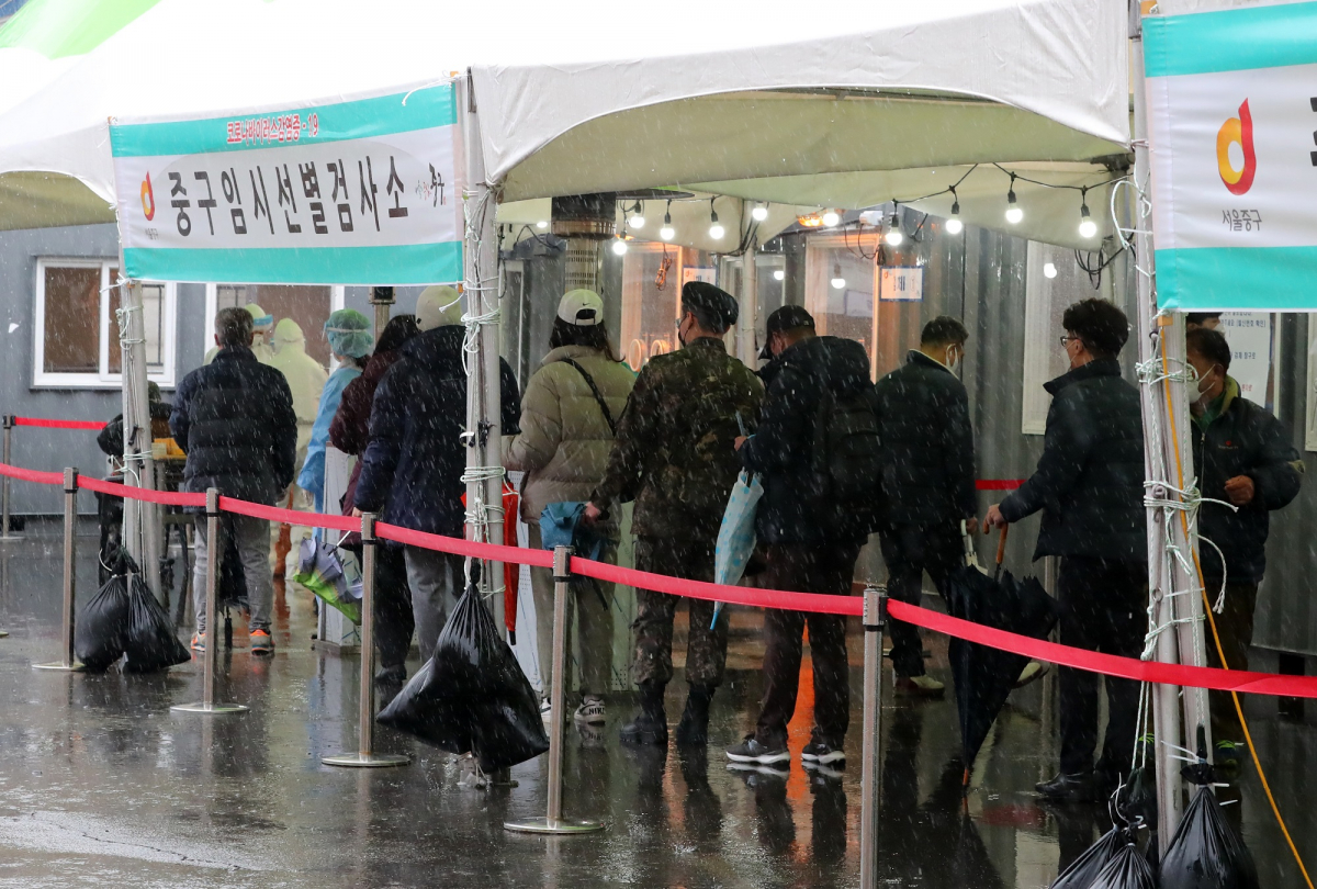▲신종 코로나바이러스 감염증(코로나19) 신규 확진자가 300명 대로 발표된 1일 오전 서울 중구 서울역앞 임시 선별 검사소에서 검사를 받으려는 시민들이 줄지어 서 있다. (뉴시스)