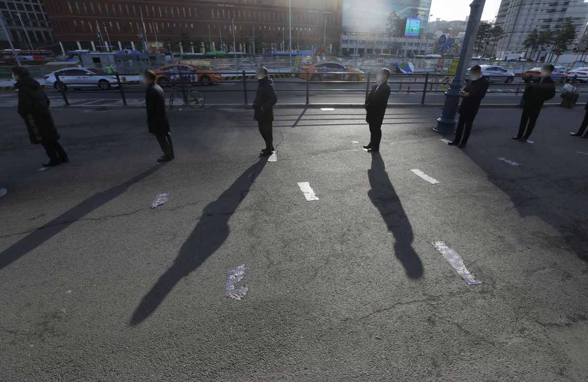 ▲ 서울역 임시선별진료소를 찾은 시민이 검사를 위해 줄을 서고 있다. (뉴시스)