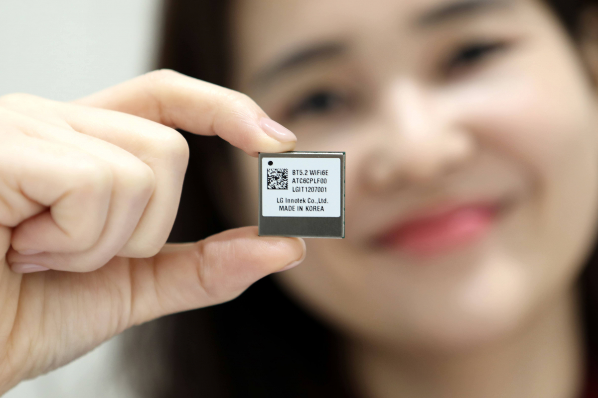 ▲ LG이노텍이 개발한 ‘차량용 와이파이6E 모듈’  (사진제공=LG이노텍)