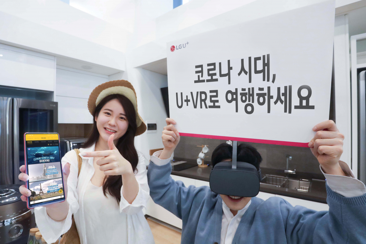 ▲LG유플러스 관계자들이 U+VR앱을 홍보하고 있다. (사진제공=LG유플러스)