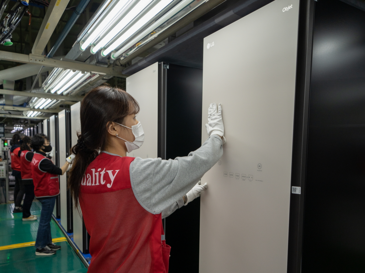 ▲LG전자 의류관리기 대명사 ‘트롬 스타일러’의 국내 모델 누적 생산량이 지난 달 말 100만대를 돌파했다. LG전자 직원들이 2일 경남 창원사업장에서 공간 인테리어 가전 'LG 오브제컬렉션(LG Objet Collection) 스타일러'를 생산하고 있다. (사진제공=LG전자)