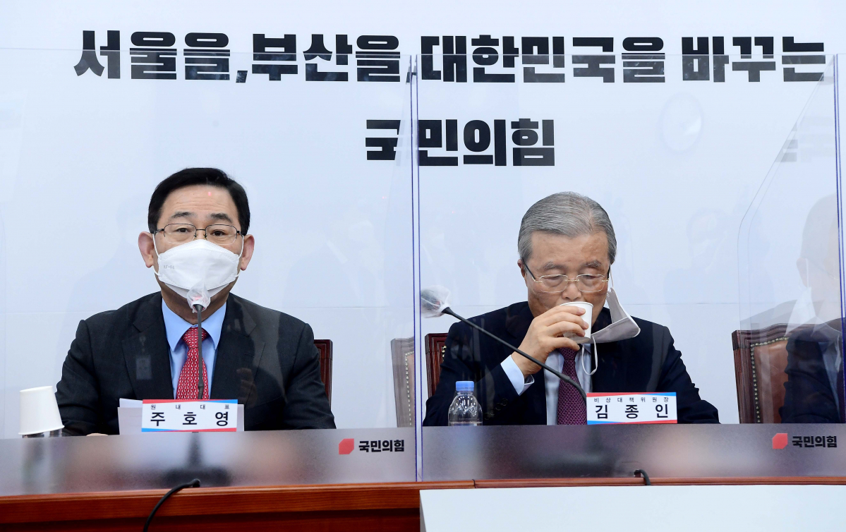 ▲국민의힘 주호영 원내대표(왼쪽)가 2일 서울 여의도 국회에서 열린 비상대책위원회의에서 발언을 하고 있다.  (연합뉴스)