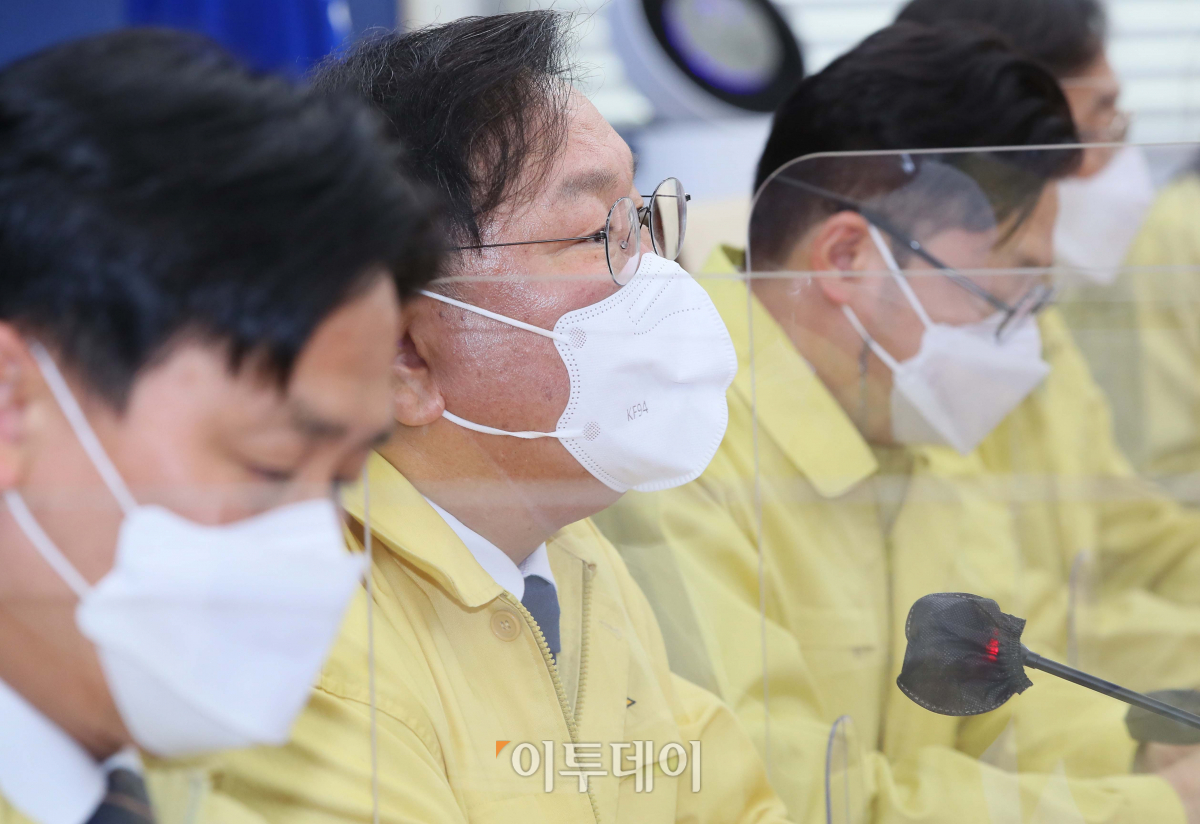 ▲더불어민주당 김태년 원내대표는 2일 4차 재난지원금 편성·지급이 4월 재보선용이라는 국민의힘의 주장에 대해 "선거를 앞두고 정쟁으로 돌변하는 두 얼굴의 정치행태"라고 비판의 목소리를 높였다. (이투데이)