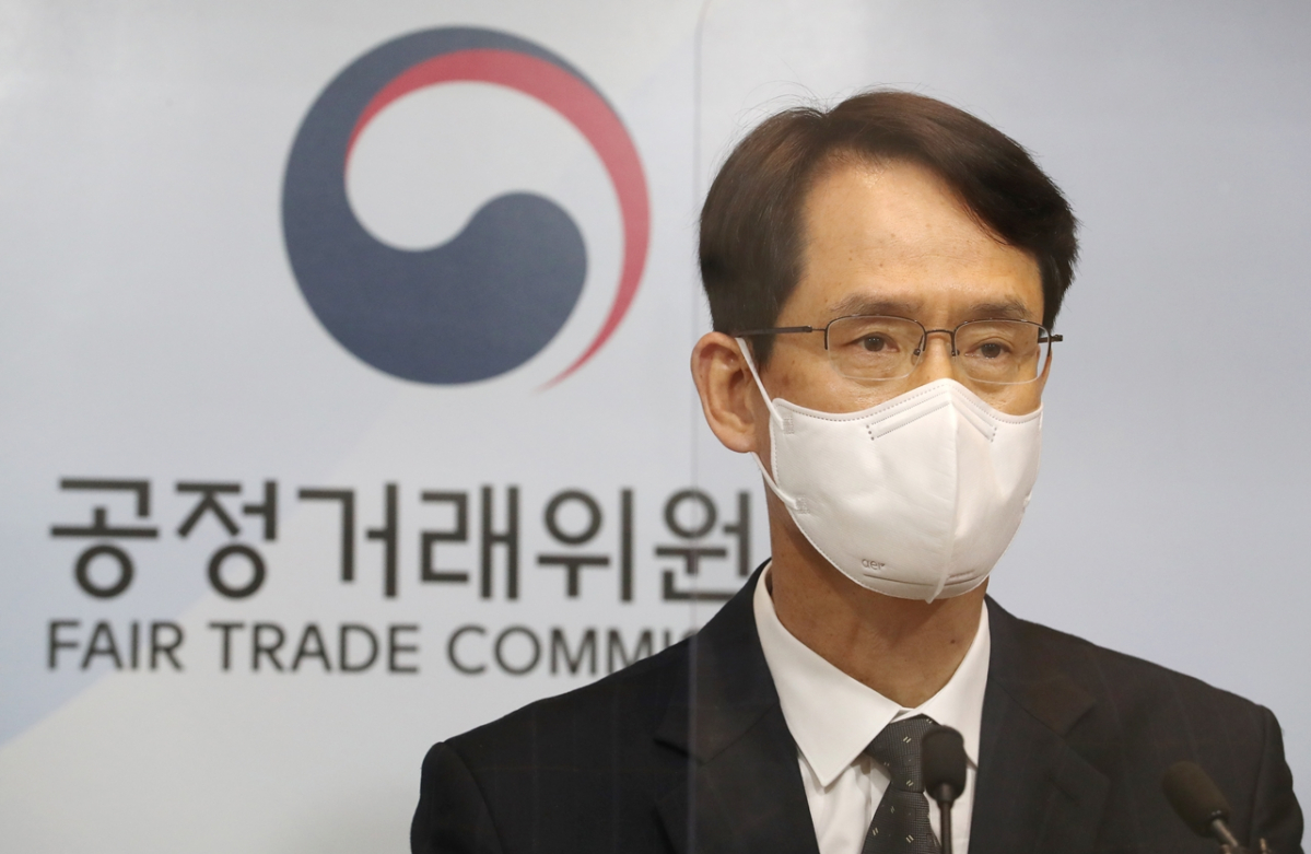 ▲이동원 공정거래위원회 시장감시총괄과장이 2일 오전 세종시 정부세종청사에서 앱마켓·숙박앱 입점사업자 대상 불공정거래행위 실태조사 결과를 발표하고 있다. (연합뉴스)