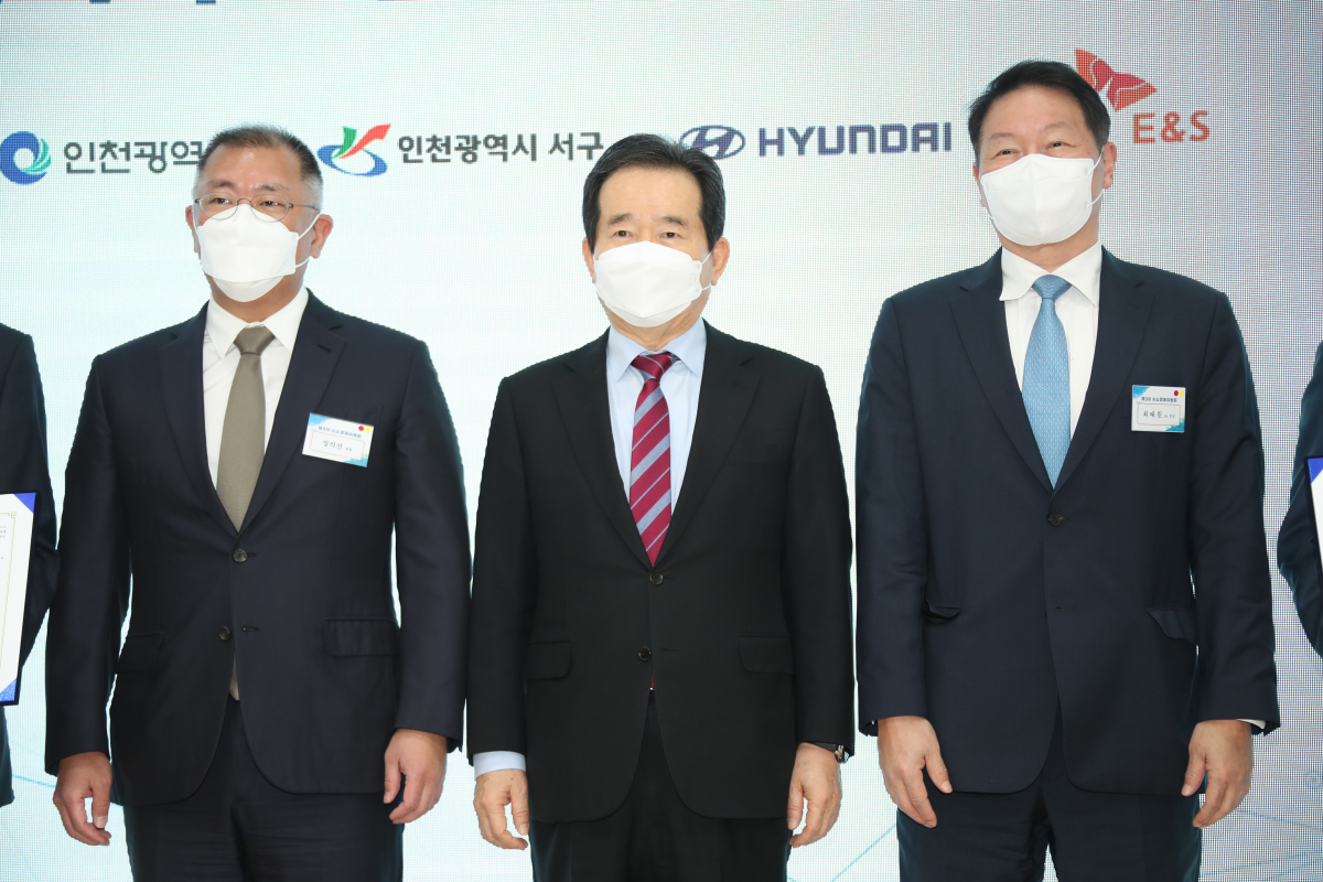 ▲정세균 국무총리( 가운데)가 2일 SK인천석유화학에서 열린 수소산업 생태계 구축 선포식에서 정의선 현대차그룹 회장(왼쪽), 최태원 SK그룹 회장(왼쪽)과 기념촬영을 하고 있다. (연합뉴스)