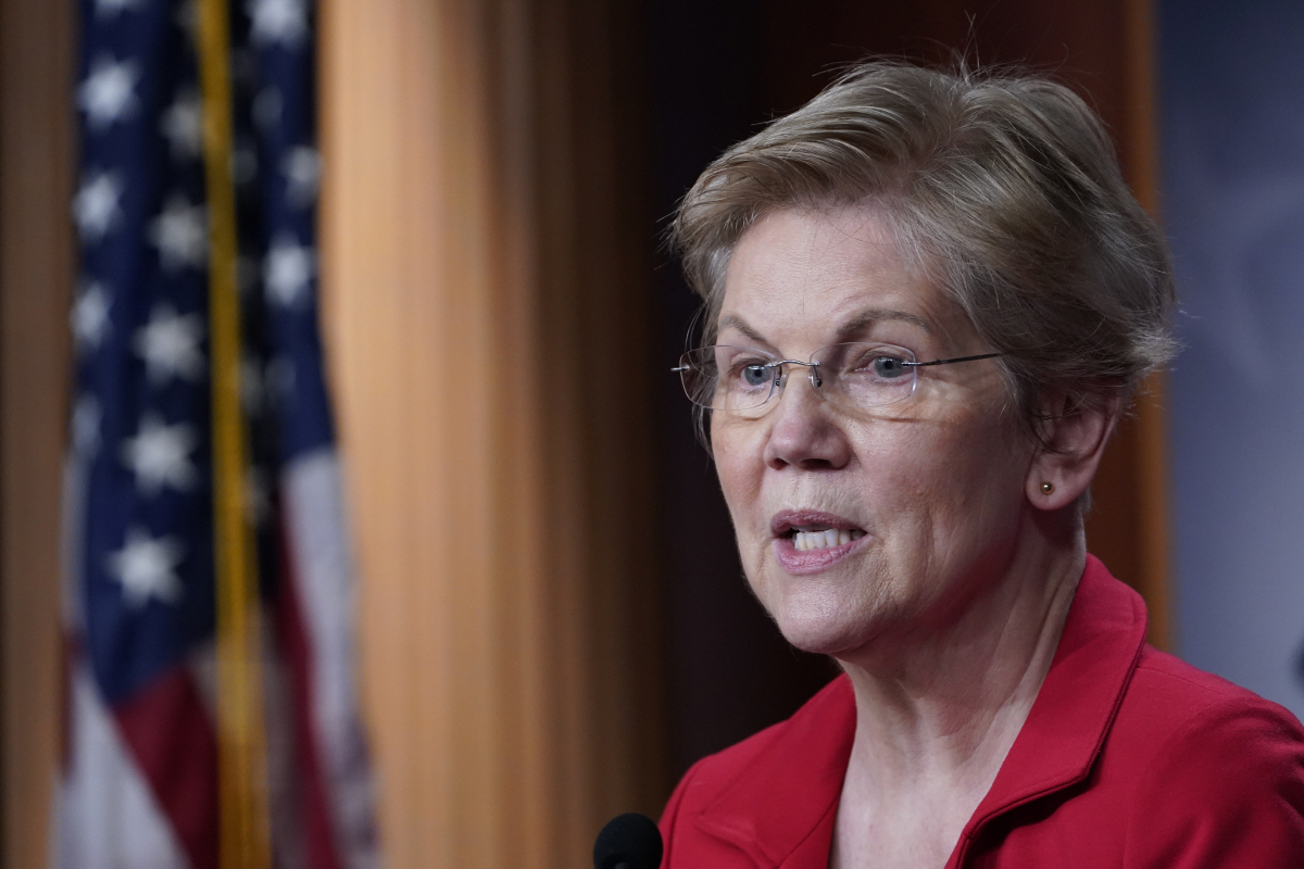 ▲미국 급진좌파 상징 엘리자베스 워런 민주당 상원의원이 1일(현지시간) 의회 언론 브리핑에서 말하고 있다. 워싱턴D.C./AP연합뉴스