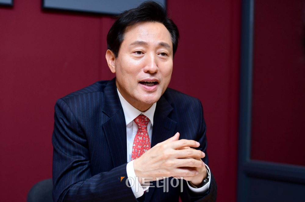 ▲오세훈 국민의힘 서울시장 예비후보가 2일 서울 여의도의 한 카페에서 이투데이와 인터뷰를 갖고 있다. (신태현 기자 holjjak@)