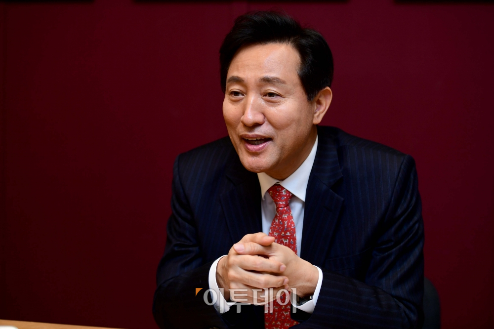 ▲오세훈 국민의힘 서울시장 예비후보가 2일 서울 여의도의 한 카페에서 이투데이와 인터뷰를 갖고 있다. (신태현 기자 holjjak@)