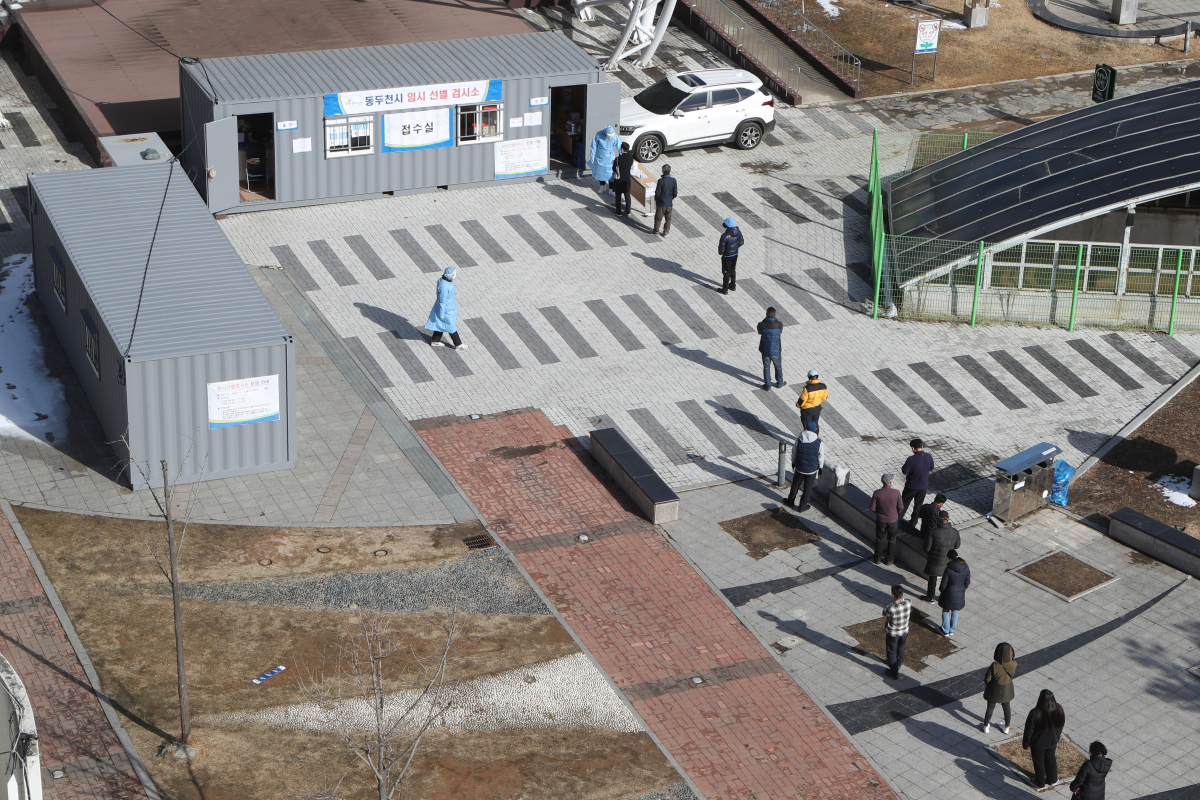 ▲2일 경기도 동두천시 중앙도심공원 임시선별진료소에서 시민들이 신종 코로나바이러스 감염증(코로나19) 검사를 위해 줄지어 기다리고 있다. (연합뉴스)