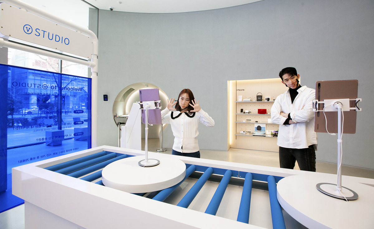 ▲SKT 관계자들이 T팩토리에 마련된 V스튜디오를 홍보하고 있다. (사진제공=SKT)