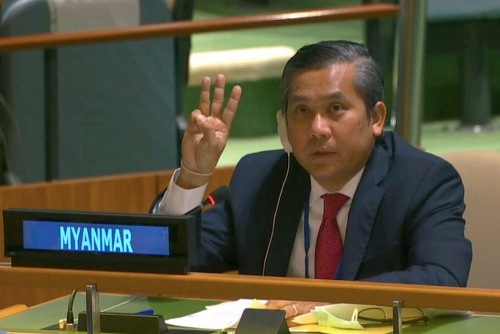▲초 모 툰 주유엔 미얀마 대사가 지난달 26일(현지시간) 유엔 총회 연설에서 미얀마 군부 쿠데타 항의 상징인 ‘세 손가락 경례’를 하고 있다. 뉴욕/로이터연합뉴스
