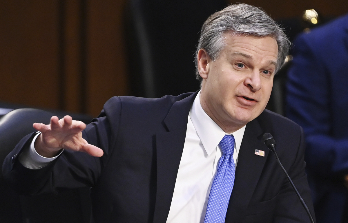 ▲ 크리스토퍼 레이 미국 연방수사국(FBI) 국장이 2일(현지시간) 워싱턴D.C. 연방의회 의사당에서 상원 법사위가 개최한 청문회에 출석해 지난 1월 6일 발생한 ‘의사당 난입 사태’에 대해 증언하고 있다. 워싱턴D.C./AP연합뉴스