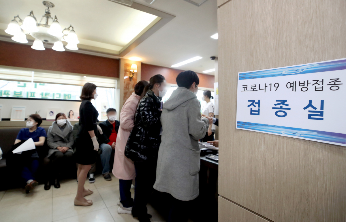 ▲신종 코로나바이러스 감염증(코로나19) 백신접종 엿새째인 3일 오전 서울 용산구 백신접종 위탁 의료기관에서 인근 요양원 종사자들이 백신접종을 기다리고 있다.  (뉴시스)