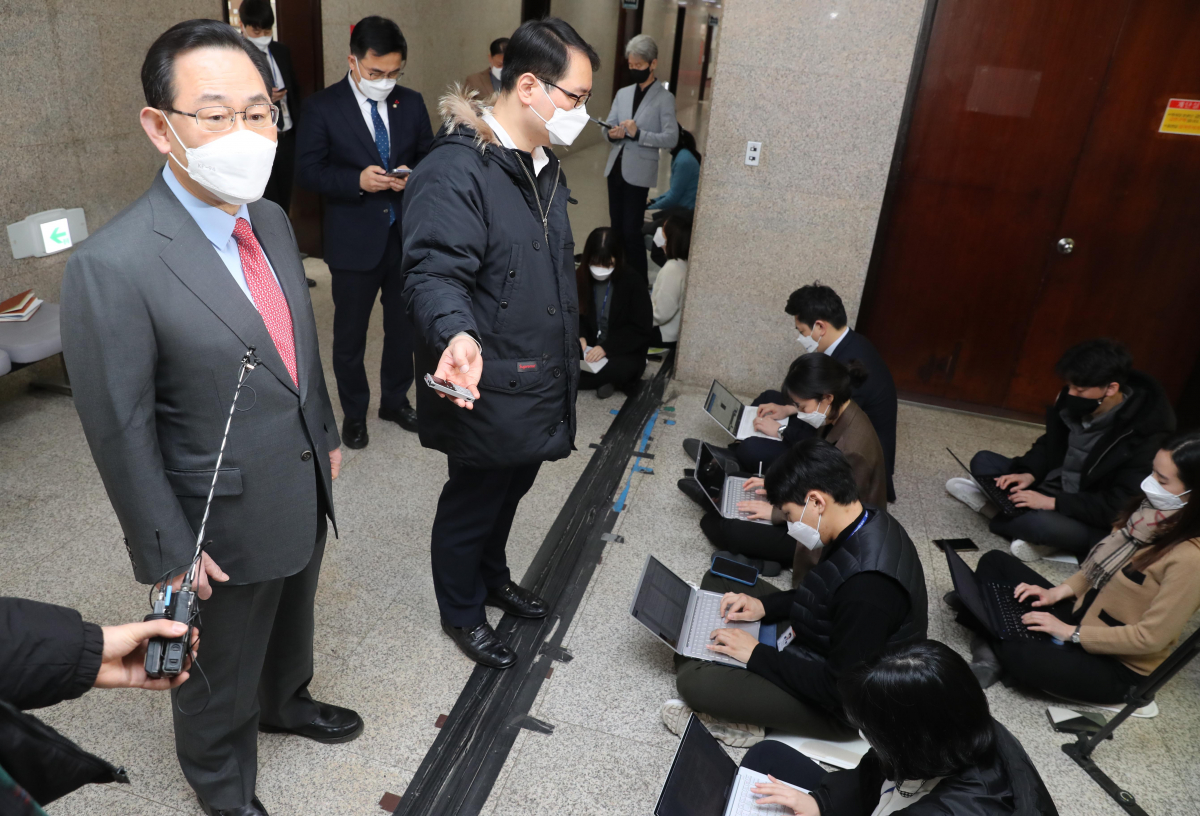 ▲주호영 국민의힘 원내대표가 3일 국회 원내대표실 앞에서 취재진의 질문에 답하고 있다. (연합뉴스)