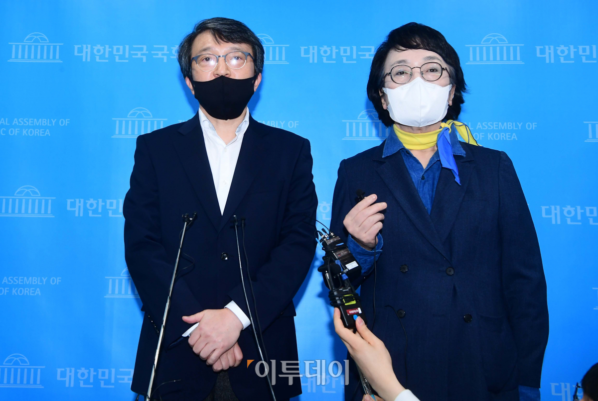 ▲4·7 서울시장 보궐선거 출마를 위해 국회의원직 사퇴를 선언한 김진애 열린민주당 의원이 오는 24일 국회 본회의에서 공식적으로 의원직을 내려놓게 된다. 김 의원이 사직 처리로 지난 총선에서 열린민주당 비례대표 4번이었던 김의겸 전 청와대 대변인이 의원직을 승계하게 된다. (이투데이)