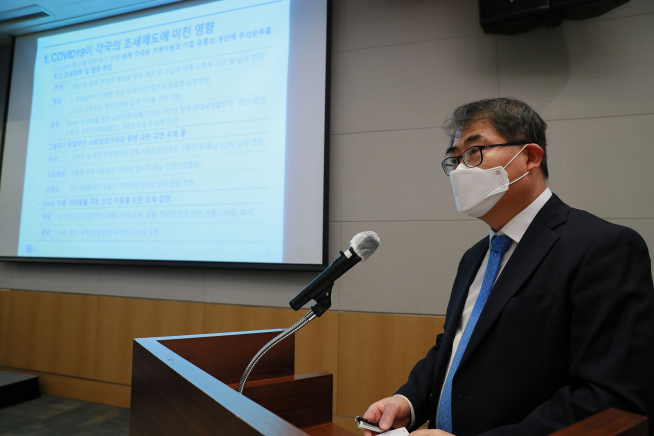 ▲이경근 법무법인 율촌 박사가 3일 오전 전경련회관 컨퍼런스센터에서 열린 '디지털세ㆍ탄소세 등 국제조세 동향과 한국의 대응' 세미나에서 '국제조세 OECD 및 BIAC 논의 동향'을 주제로 발표하고 있다. (사진=전국경제인연합회)