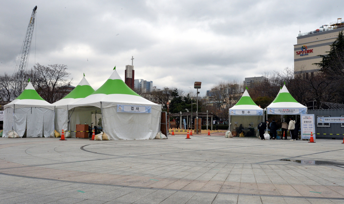 ▲대구 지역 신종 코로나바이러스 감염증(코로나19) 확진자가 14명으로 집계된 2일 오전 대구 중구 국채보상운동기념공원에 마련된 코로나19 임시선별검사소가 한산한 모습이 보이고 있다. (뉴시스)