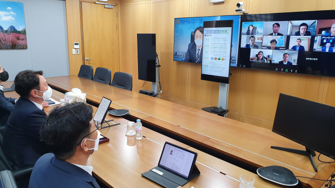 ▲권준학 NH농협은행장이 이달 2일 미얀마 등 해외 점포 현지상황 청취 및 직원 격려를 위해 화상회의를 진행하고 있다. (사진제공=NH농협은행)