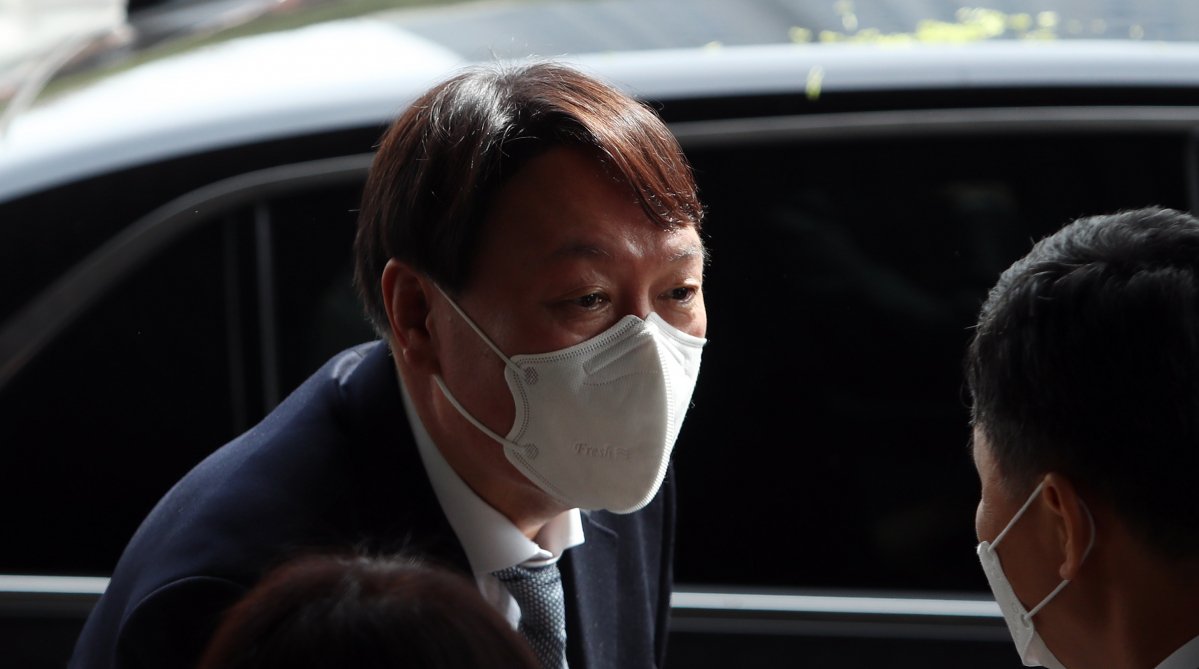 ▲윤석열 검찰총장이 3일 오후 직원과의 간담회를 위해 대구고검과 지검을 방문한 가운데 윤 총장이 직원들과 인사를 나누고 있다. (연합뉴스)