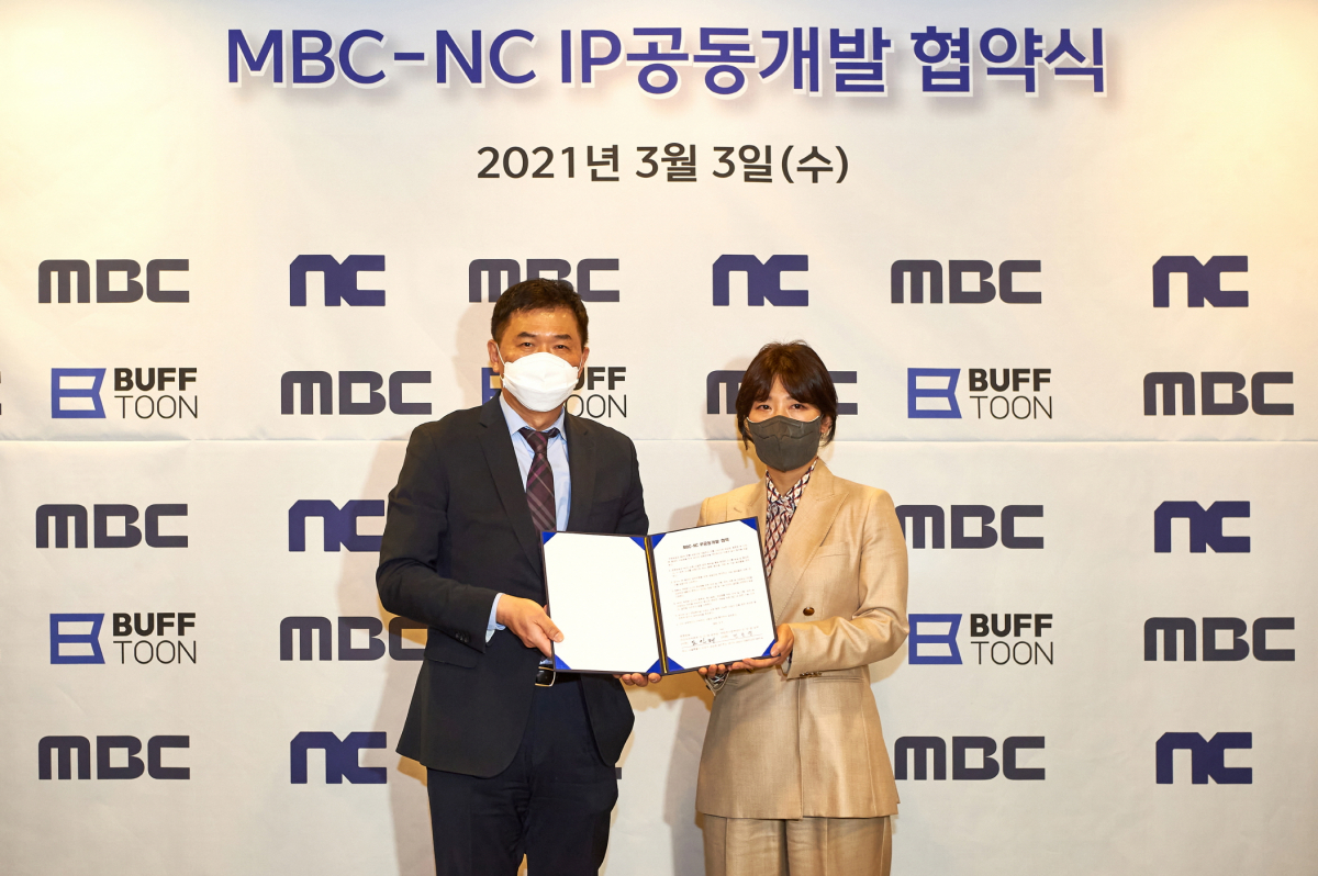 ▲민보영 엔씨소프트 컨텐츠사업부센터장(오른쪽)과 도인태 MBC 미디어전략본부장이 상암 MBC 사옥에서 IP 공동개발 협약식을 진행한 뒤 기념촬영을 하고 있다. (사진제공=엔씨소프트)